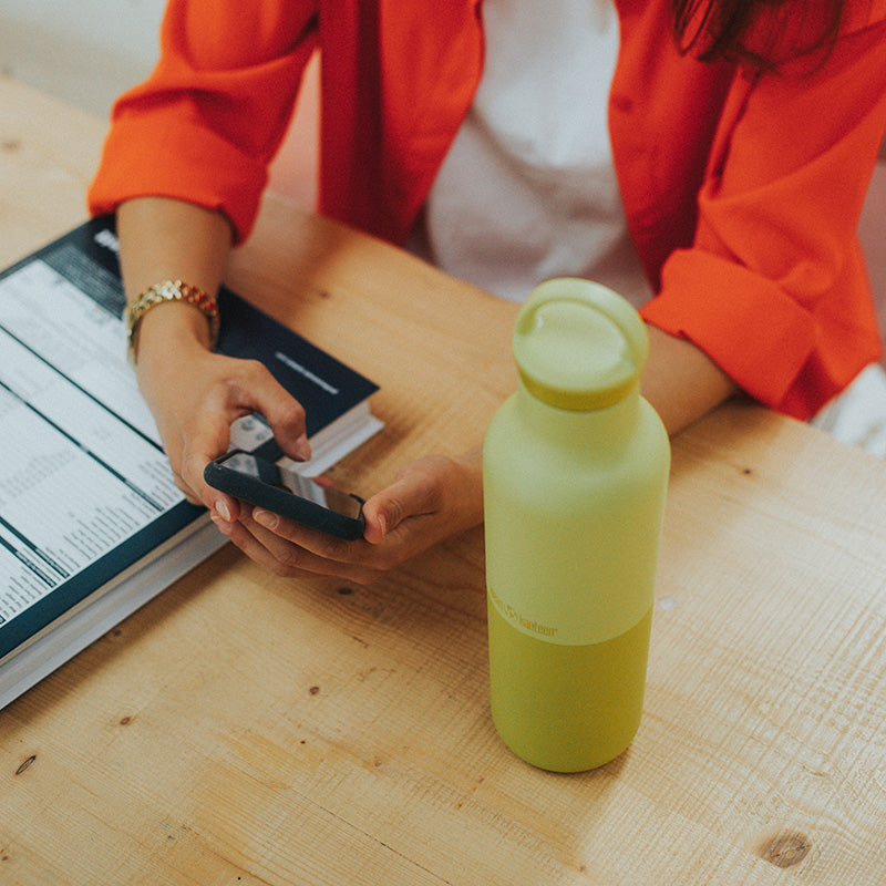 daily-on-the-go-set-z4 20oz_rise_classic_insulated_bottle_acacia_worker_phone_square.jpg