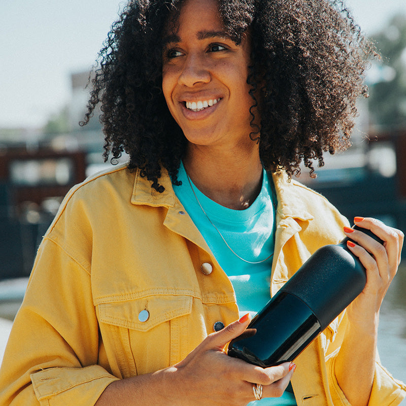 daily-on-the-go-set-z4 20oz_rise_classic_insulated_bottle_black_woman_smile_square.jpg