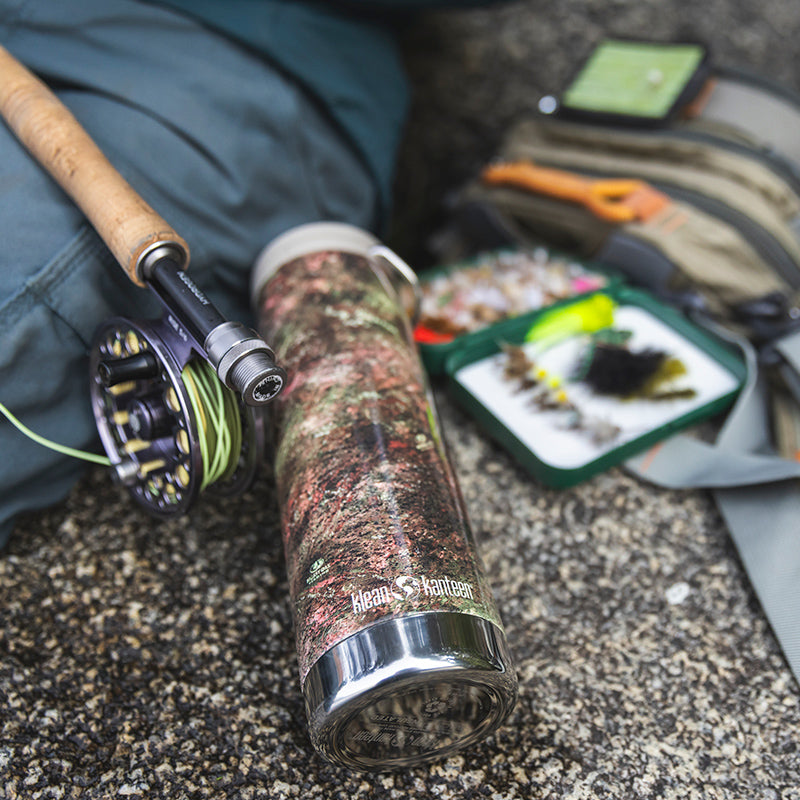 20oz-tkwide-with-cafe-cap-mossy-oak-u3 20oz_tumbler_mossyoak_rainbowtrout_flyfish_top_square.jpg